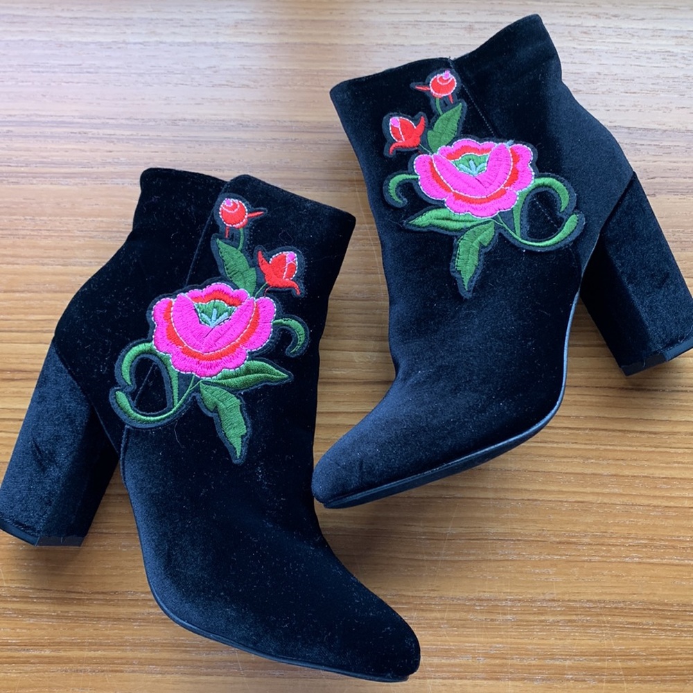 Hot Kiss black floral embroidered ankle boots NWOT